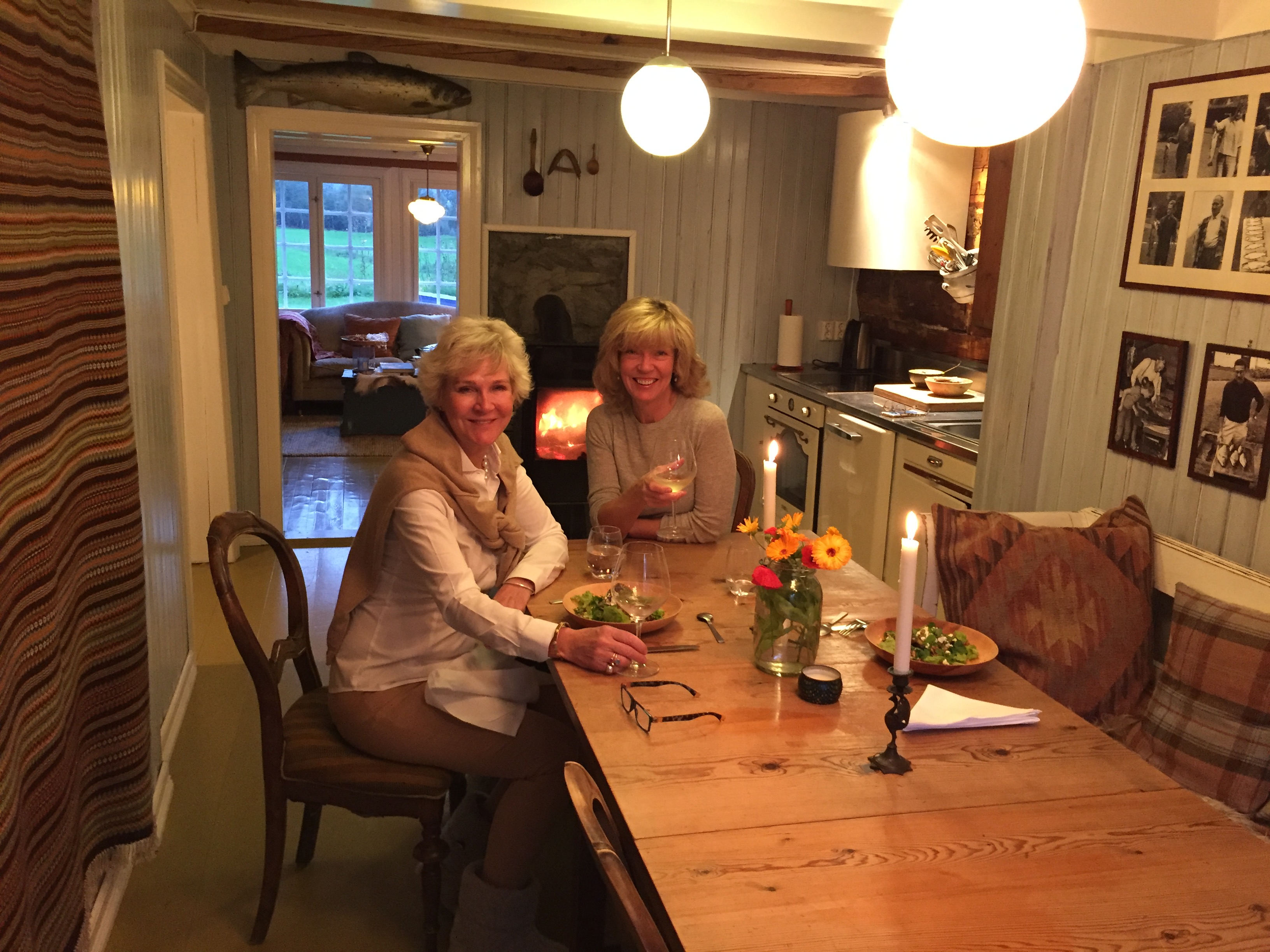 Cosy dining at the Cabin